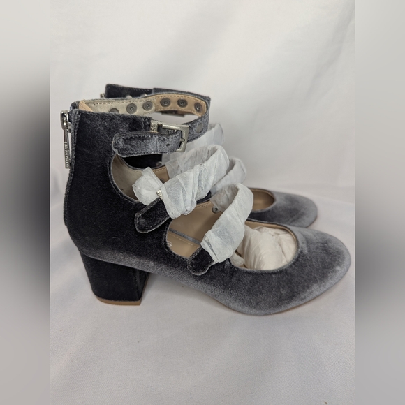 NWOB Charles by Charles David Grey Velvet Block Heel Pumps Size 6 - Picture 1 of 8